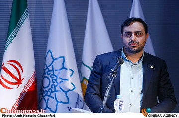 مجید اکبرشاهی در نشست خبری هشتمین جشنواره بین‌المللی فیلم شهر