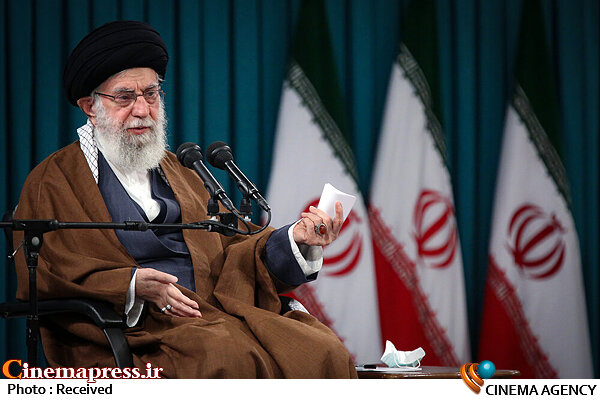 «امنیت روانی» از جمله «حقوق عمومی» است/دستگاه قضایی باید از تخریب ذهن مردم در رسانهها و فضای مجازی جلوگیری کند امام خامنهای