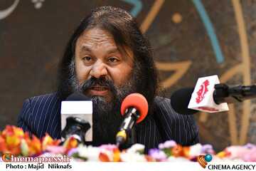 کوروش زارعی در نشست خبری چهلویکمین جشنواره بینالمللی تئاتر فجر
