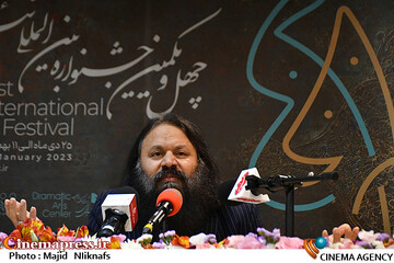 کوروش زارعی در نشست خبری چهلویکمین جشنواره بینالمللی تئاتر فجر