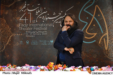 کوروش زارعی در نشست خبری چهل‌و‌یکمین جشنواره‌ بین‌المللی تئاتر فجر