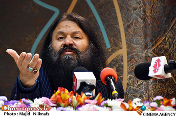 کوروش زارعی در نشست خبری چهلویکمین جشنواره بینالمللی تئاتر فجر