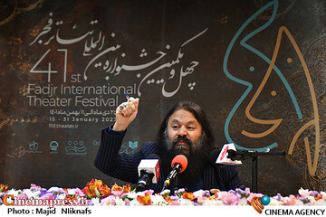 کوروش زارعی در نشست خبری چهلویکمین جشنواره بینالمللی تئاتر فجر