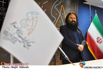 کوروش زارعی در نشست خبری چهلویکمین جشنواره بینالمللی تئاتر فجر