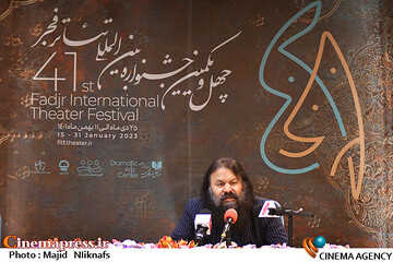 کوروش زارعی در نشست خبری چهل‌و‌یکمین جشنواره‌ بین‌المللی تئاتر فجر