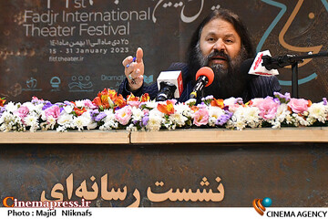 کوروش زارعی در نشست خبری چهلویکمین جشنواره بینالمللی تئاتر فجر