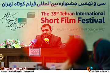 <a href='https://sayeb.ir/tag/%d9%85%d9%87%d8%af%db%8c-%d8%a2%d8%b0%d8%b1%d9%be%d9%86%d8%af%d8%a7%d8%b1'></div>مهدی آذرپندار</a> در نشست خبری سیونهمین <a href='https://sayeb.ir/tag/%d8%ac%d8%b4%d9%86%d9%88%d8%a7%d8%b1%d9%87-%d9%81%db%8c%d9%84%d9%85-%da%a9%d9%88%d8%aa%d8%a7%d9%87-%d8%aa%d9%87%d8%b1%d8%a7%d9%86'>جشنواره فیلم کوتاه تهران</a>