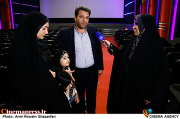 حضور محمد خزاعی به همراه همسر و فرزندانشان در سینما آزادی