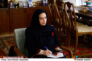 سپیده حیدرآبادی در دیدار رئیس سازمان سینمایی با استاد علی نصیریان