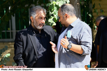 <a href='https://sayeb.ir/tag/%d9%85%d8%a7%d8%b2%db%8c%d8%a7%d8%b1-%d9%85%db%8c%d8%b1%db%8c'></div>مازیار میری</a> و محمدمهدی عسگرپور در مراسم تشییع و خاکسپاری پیکر مرحوم <a href='https://sayeb.ir/tag/%d8%a7%d9%85%db%8c%d9%86-%d8%aa%d8%a7%d8%b1%d8%ae'>امین تارخ</a>