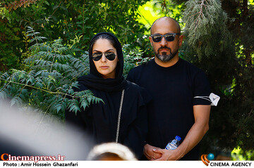 <a href='https://sayeb.ir/tag/%d8%b9%d9%84%db%8c-%d8%b3%d8%b1%d8%a7%d8%a8%db%8c'></div>علی سرابی</a> و <a href='https://sayeb.ir/tag/%d9%85%d8%a7%d8%b1%d8%a7%d9%84-%d8%a8%d9%86%db%8c-%d8%a2%d8%af%d9%85'>مارال بنی آدم</a> در مراسم تشییع و خاکسپاری پیکر مرحوم <a href='https://sayeb.ir/tag/%d8%a7%d9%85%db%8c%d9%86-%d8%aa%d8%a7%d8%b1%d8%ae'>امین تارخ</a>