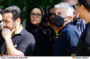 <a href='https://sayeb.ir/tag/%d8%b4%d8%a8%d9%86%d9%85-%d9%85%d9%82%d8%af%d9%85%db%8c'></div>شبنم مقدمی</a> در مراسم تشییع و خاکسپاری پیکر مرحوم <a href='https://sayeb.ir/tag/%d8%a7%d9%85%db%8c%d9%86-%d8%aa%d8%a7%d8%b1%d8%ae'>امین تارخ</a>