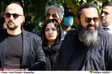 گلاره عباسی در مراسم تشییع و خاکسپاری پیکر مرحوم امین تارخ