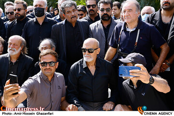جمشید هاشم پور در مراسم تشییع و خاکسپاری پیکر مرحوم امین تارخ