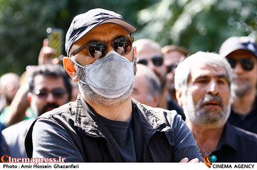 <a href='https://sayeb.ir/tag/%d8%ad%d8%a8%db%8c%d8%a8-%d8%b1%d8%b6%d8%a7%db%8c%db%8c'></div>حبیب رضایی</a> در مراسم تشییع و خاکسپاری پیکر مرحوم <a href='https://sayeb.ir/tag/%d8%a7%d9%85%db%8c%d9%86-%d8%aa%d8%a7%d8%b1%d8%ae'>امین تارخ</a>