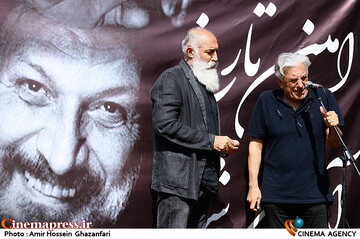 <a href='https://sayeb.ir/tag/%d8%b1%d8%b6%d8%a7-%da%a9%db%8c%d8%a7%d9%86%db%8c%d8%a7%d9%86'></div>رضا کیانیان</a> در مراسم تشییع و خاکسپاری پیکر مرحوم <a href='https://sayeb.ir/tag/%d8%a7%d9%85%db%8c%d9%86-%d8%aa%d8%a7%d8%b1%d8%ae'>امین تارخ</a>