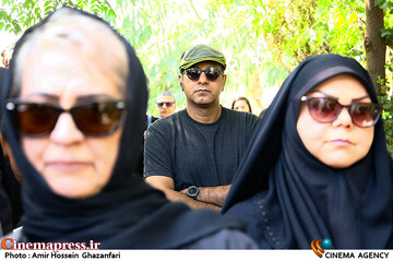<a href='https://sayeb.ir/tag/%d8%a7%d9%85%db%8c%d9%86-%d9%85%db%8c%d8%b1%db%8c'></div>امین میری</a> در مراسم تشییع و خاکسپاری پیکر مرحوم <a href='https://sayeb.ir/tag/%d8%a7%d9%85%db%8c%d9%86-%d8%aa%d8%a7%d8%b1%d8%ae'>امین تارخ</a>