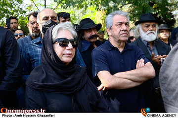 <a href='https://sayeb.ir/tag/%d8%ac%d9%87%d8%a7%d9%86%da%af%db%8c%d8%b1-%da%a9%d9%88%d8%ab%d8%b1%db%8c'></div>جهانگیر کوثری</a> و رخشان بنی اعتماد در مراسم تشییع و خاکسپاری پیکر مرحوم <a href='https://sayeb.ir/tag/%d8%a7%d9%85%db%8c%d9%86-%d8%aa%d8%a7%d8%b1%d8%ae'>امین تارخ</a>