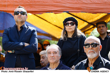 <a href='https://sayeb.ir/tag/%d8%a7%d9%84%d9%87%d8%a7%d9%85-%d9%be%d8%a7%d9%88%d9%87-%d9%86%da%98%d8%a7%d8%af'></div>الهام پاوه نژاد</a> و <a href='https://sayeb.ir/tag/%d8%a7%d9%85%db%8c%d8%b1%d8%ad%d8%b3%db%8c%d9%86-%d8%b1%d8%b3%d8%aa%d9%85%db%8c'>امیرحسین رستمی</a> در مراسم تشییع و خاکسپاری پیکر مرحوم <a href='https://sayeb.ir/tag/%d8%a7%d9%85%db%8c%d9%86-%d8%aa%d8%a7%d8%b1%d8%ae'>امین تارخ</a>