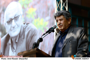 <a href='https://sayeb.ir/tag/%d9%85%d9%86%d9%88%da%86%d9%87%d8%b1-%d9%88%d8%a7%d9%84%db%8c-%d8%b2%d8%a7%d8%af%d9%87'></div>منوچهر والی زاده</a> در مراسم تشییع پیکر مرحوم <a href='https://sayeb.ir/tag/%d8%ac%d9%84%d8%a7%d9%84-%d9%85%d9%82%d8%a7%d9%85%db%8c'>جلال مقامی</a>