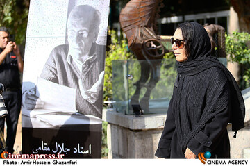 شراره حضرتی در مراسم تشییع پیکر مرحوم <a href='https://sayeb.ir/tag/%d8%ac%d9%84%d8%a7%d9%84-%d9%85%d9%82%d8%a7%d9%85%db%8c'></div>جلال مقامی</a>