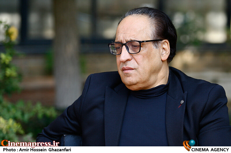 وقتی میکروفون را از یک گوینده صدا بگیریم انگار نصف جانش را گرفتهایم و اگر خدای نکرده به سمت افسردگی نرود شانس آورده است بهمن هاشمی در مراسم تشییع پیکر مرحوم جلال مقامی