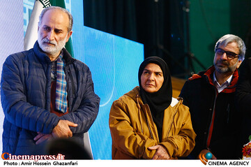 مهدی فیوضی، انسیه شاه حسینی و حبیب الله بهمنی در مراسم اختتامیه پنجاه و دومین جشنواره فیلم رشد