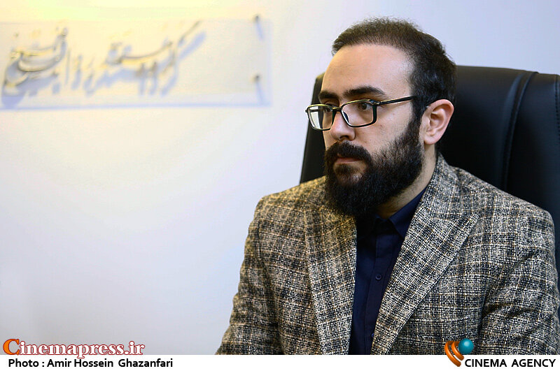 با توجه به زمان اندک باقی مانده نیاز به ارسال متن کامل در صورت عدم نگارش آن نیست! محمد کاظم تبار در رونمایی از پوستر چهارمین دوره جشنواره سراسری تئاتر سردار آسمانی