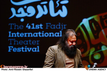 کوروش زارعی در نشست خبری چهل و یکمین جشنواره بین‌المللی تئاتر فجر