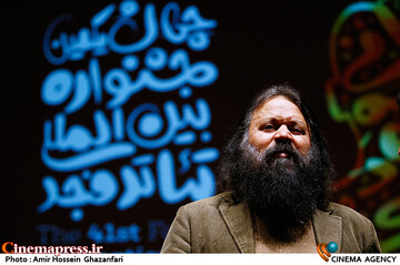 کوروش زارعی در نشست خبری چهل و یکمین جشنواره بین‌المللی تئاتر فجر