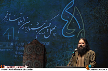 سخنرانی کوروش زارعی در نشست خبری چهل و یکمین جشنواره بین‌المللی تئاتر فجر
