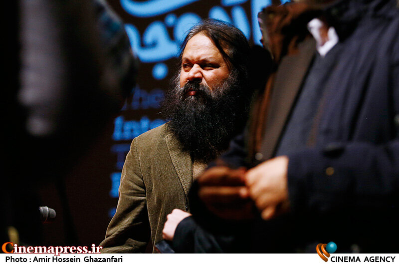 «هنرمندی» که در هوای مسجد نفس کشیده، با مسجد بزرگ شده و ایمانش در مسجد شکل گرفته است هیچوقت از «مسیر حق» جدا نمیشود کوروش زارعی در نشست خبری چهل و یکمین جشنواره بینالمللی تئاتر فجر