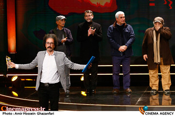 بابک خواجه‌پاشا در اختتامیه چهل و یکمین جشنواره بین‌المللی فیلم فجر
