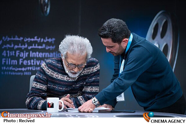 چیدمان معیوب مجری و عوامل اجرایی «هفت» را در تعلیق بودن یا نبودن قرار داد؟ برنامه سینمایی «هفت»