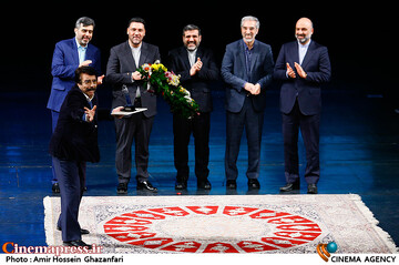 علیرضا افتخاری در مراسم اختتامیه سی و هشتمین جشنواره موسیقی فجر