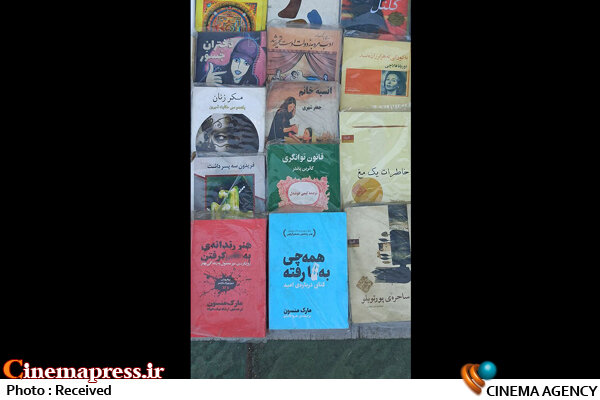عرضه آزاد کتابهای جنسی و ممنوعه در خیابان انقلاب+عکس