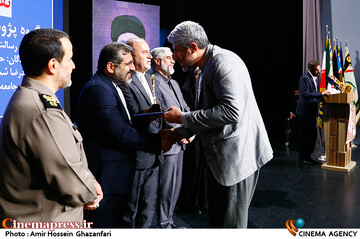 محمدرضا شاه حسینی در مراسم اختتامیه بیستمین جایزه ملی کتاب سال دفاع مقدس