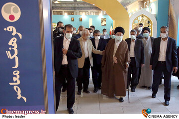 عکس / بازدید رهبر انقلاب اسلامی از نمایشگاه کتاب تهران