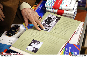 بازدید رهبر انقلاب اسلامی از نمایشگاه کتاب تهران