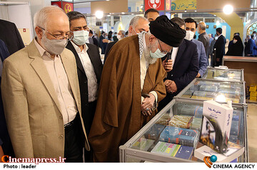 بازدید رهبر انقلاب اسلامی از نمایشگاه کتاب تهران