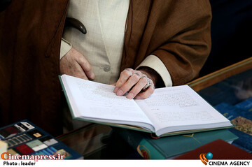 بازدید رهبر انقلاب اسلامی از نمایشگاه کتاب تهران