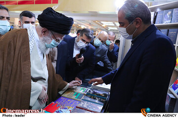 بازدید رهبر انقلاب اسلامی از نمایشگاه کتاب تهران