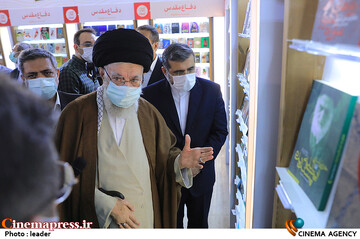 بازدید رهبر انقلاب اسلامی از نمایشگاه کتاب تهران