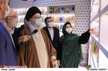 بازدید رهبر انقلاب اسلامی از نمایشگاه کتاب تهران
