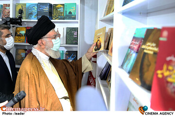 بازدید رهبر انقلاب اسلامی از نمایشگاه کتاب تهران