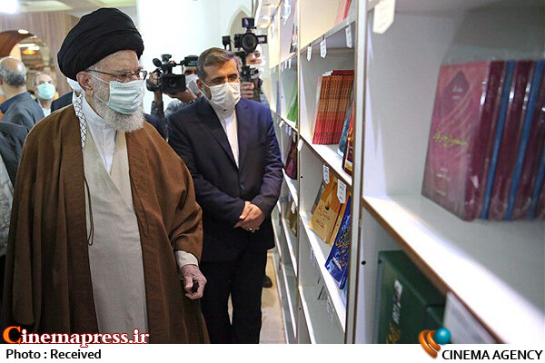 فرهنگسازی کشور نیازمند «کتاب» است/بهرغم گسترش «فضای مجازی» کتاب همچنان در جایگاه والای خود قرار دارد امام خامنهای