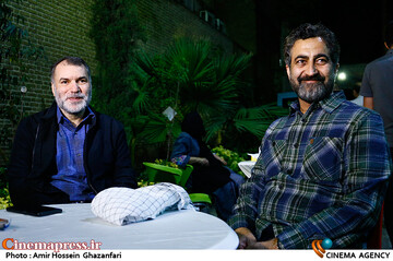 ابوالفضل همراه و مسعود ده نمکی در نخستین گردهمایی سینماگران انقلاب و دفاع مقدس