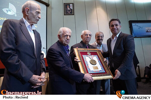 مدال روابط عمومی کشور به «مدیر ارتباطات سازمان گسترش و نو سازی صنایع ایران» رسید  حسن عمیدی