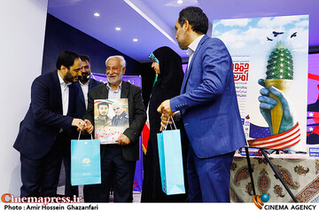 پدر شهیدوحید زمانی نیا در نشست خبری ششمین جشنواره بینالمللی افشای حقوق بشر آمریکایی