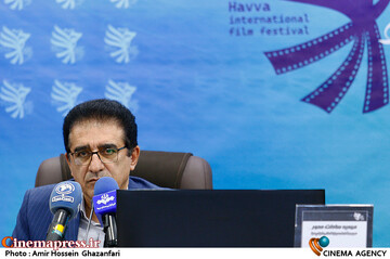 قادر آشنا در نشست خبری نخستین جشنواره بین‌المللی فیلم حوا
